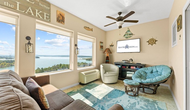 Stunning Penthouse Views of Table Rock-Free Tickets-Ideal Location-High End Decor-Sun Room!