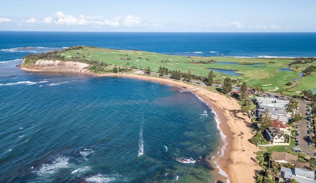 Stunning Penthouse with 3 beds 2 bath, balcony and courtyard