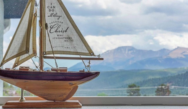 Stunning Pikes Peak VIEWS★ Central AC ★ Near Charis★ King bed★License#330886