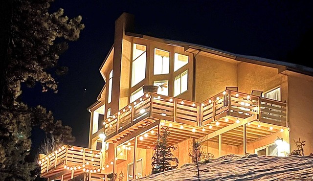 Stunning Pikes Peak Views, BEAUTIFUL, full 1200 sq. ft. 2 Bedroom Apartment!