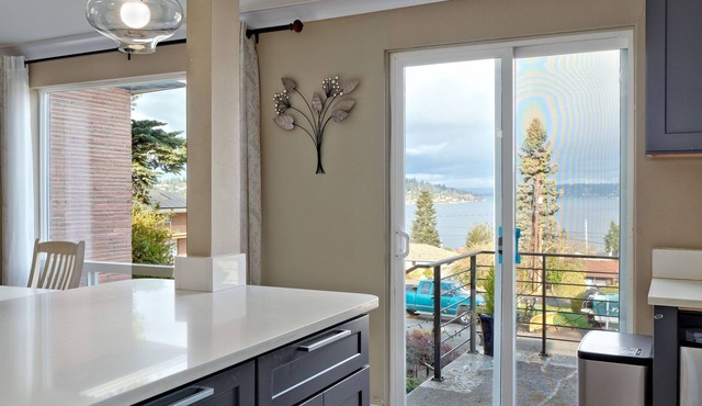 Stunning PNW Mid-Century Seattle Home w/Lakefront Views! Sleeps Up to 16 Guests