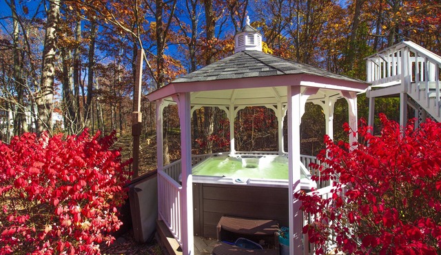 Stunning Poconos Villa - Hot Tub, Pool, Game Room, Firepit, BBQ & more.