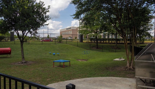 Stunning Pool + Gym + Mins To Houston ER + Balcony