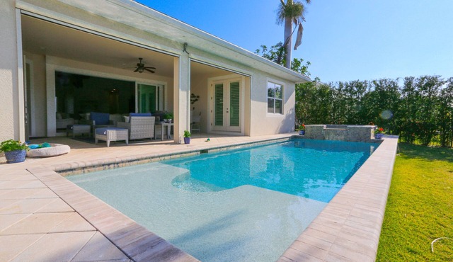 STUNNING POOL HOME, 4 BEDS/4 BATHS, DOWNTOWN NAPLES, FL
