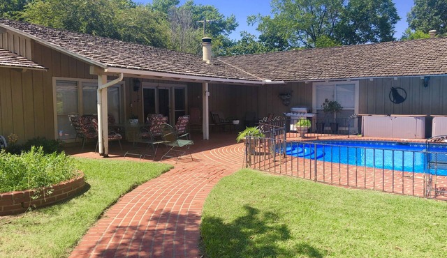 Stunning Poolside Guest House - Historic Morningside