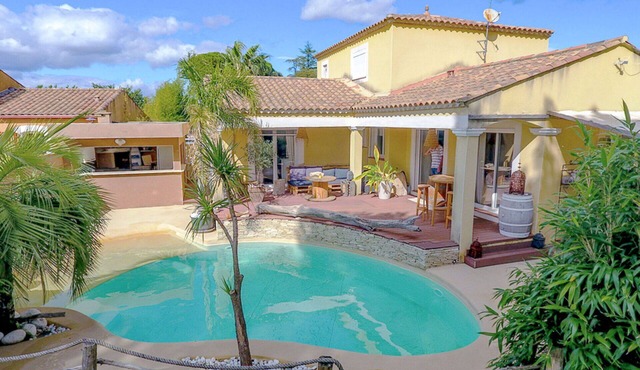 Stunning private villa for 6 guests with private pool, WIFI, A/C, TV and terrace