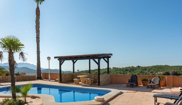 Stunning private villa with WIFI, private pool, A/C, TV, terrace, pets allowed and parking