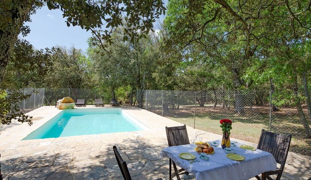 Stunning private villa for 6 people with private pool, TV, patio and pets allowed