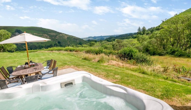 Stunning private villa for 10 people with WIFI, hot tub, TV, patio, panoramic view and parking