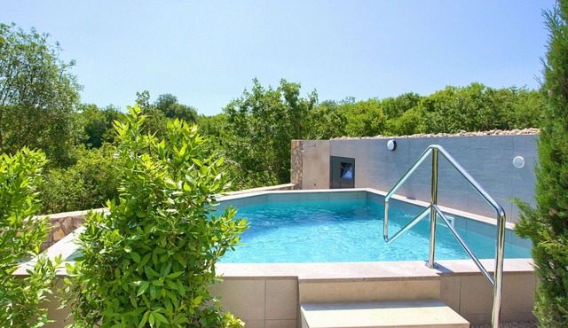 Stunning private villa for 6 guests with private pool, WIFI, A/C, TV and patio