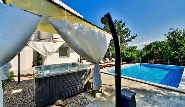 Stunning private villa with A/C, WIFI, private pool, hot tub, TV, terrace, pets allowed and park.