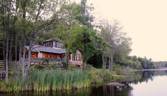 STUNNING PRIVATE 300 acre lake estate 90 mins from NYC, w FAB BOATHOUSE LODGE.