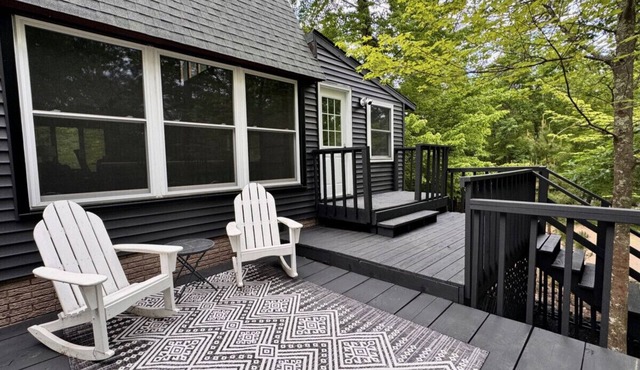 Stunning Private Chalet, 3 Queen beds on Trails!
