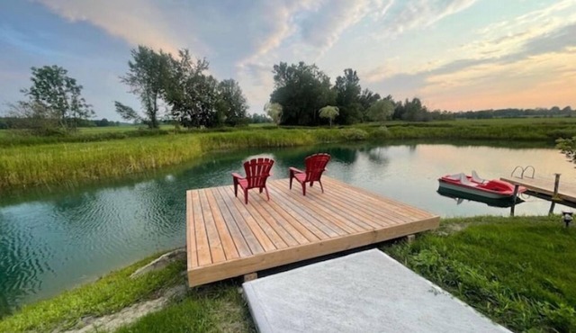 Stunning Private Cottage with beautiful Pond On 20 Acre Property
