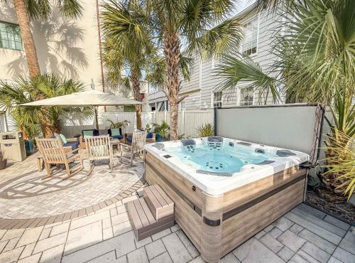 Stunning Private Courtyard - 1 BLOCK TO KING