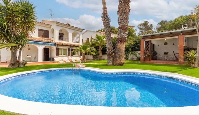 Stunning private villa for 6 guests with private pool, WIFI, TV and terrace