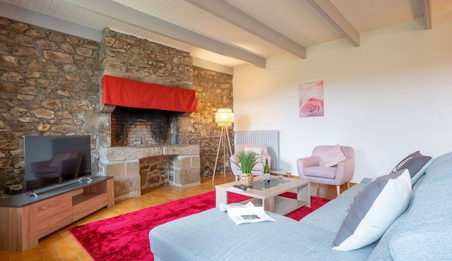 Stunning private villa for 6 people with WIFI, TV, pets allowed and parking