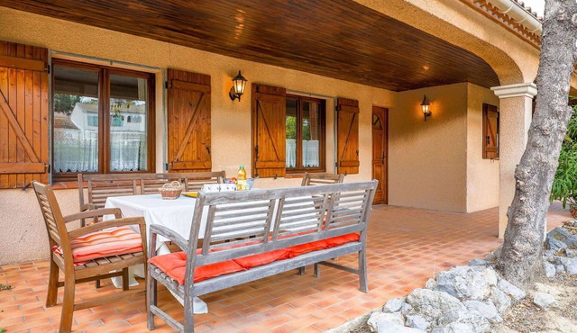 Stunning private villa for 10 guests with WIFI, TV, terrace and pets allowed