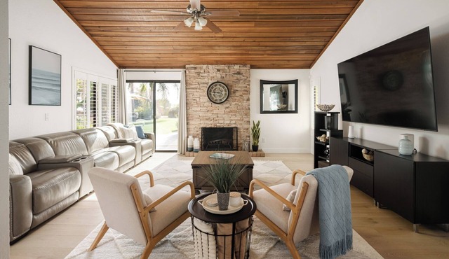 Stunning Private Resort with a Pool and Hot Tub