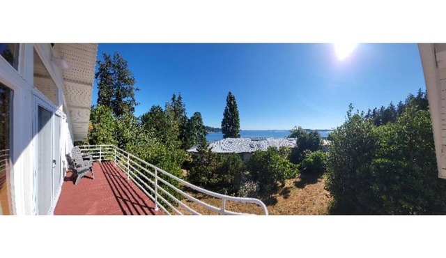 Stunning Private Studio apartment overlooking Puget Sound