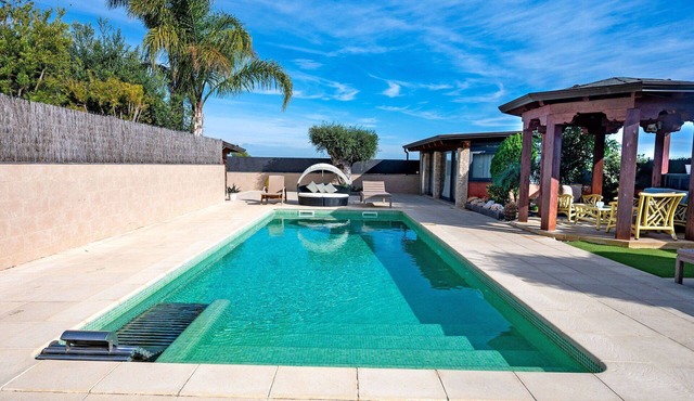 Stunning private villa for 7 guests with private pool, WIFI, A/C, TV and terrace