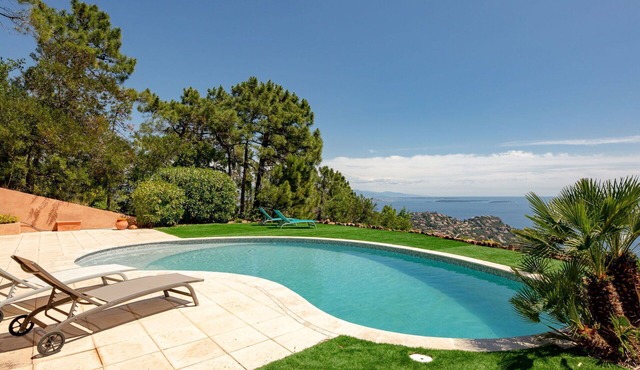 Stunning private villa for 8 guests with WIFI, A/C, private pool, TV and terrace