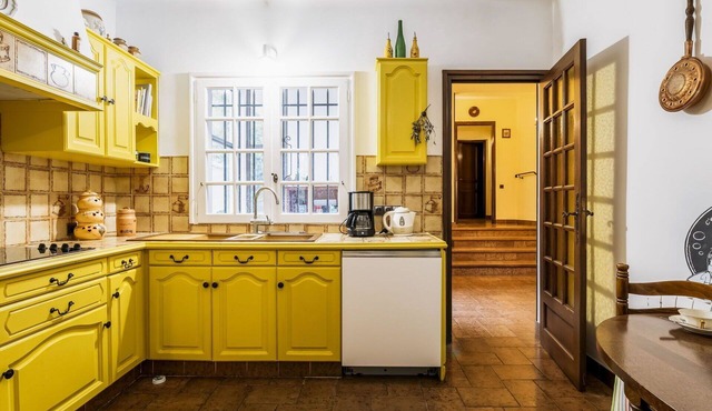 Stunning private villa for 6 guests with TV, patio and parking