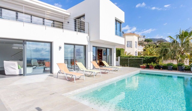 Stunning private villa for 8 guests with A/C, private pool, WIFI, TV, patio and parking