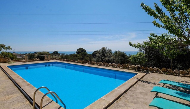 Stunning private villa for 18 people with WIFI, private pool, TV, balcony and pets allowed