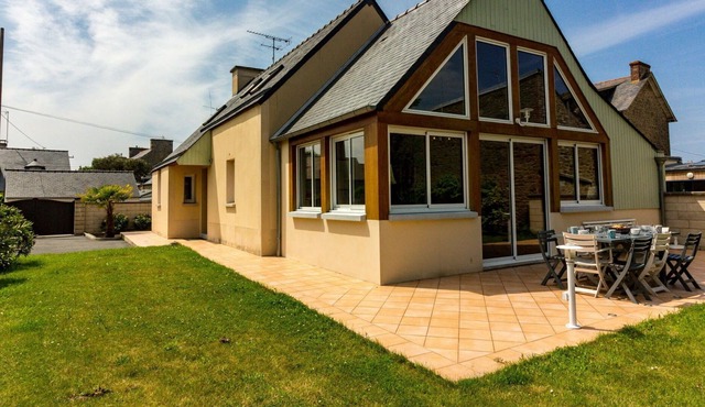 Stunning private villa for 8 guests with WIFI, TV, terrace and parking