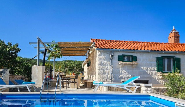 Stunning private villa for 5 guests with WIFI, private pool, A/C, TV, terrace and panoramic view
