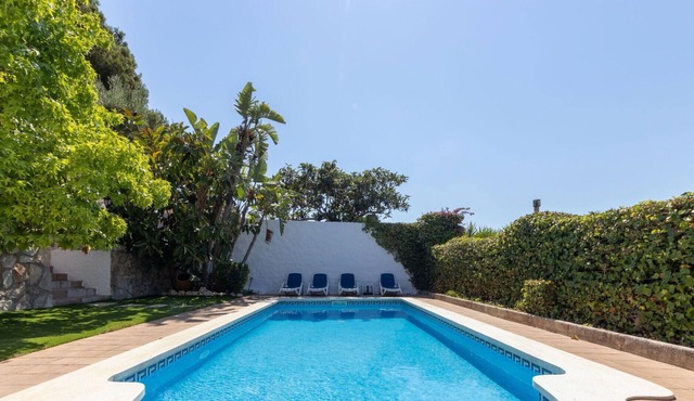 Stunning private villa for 8 people with WIFI, private pool, TV, patio and pets allowed