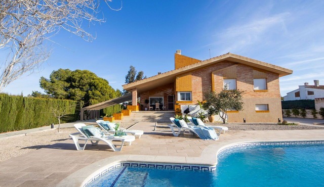 Stunning private villa for 10 people with private pool, A/C, WIFI, TV, patio and pets allowed