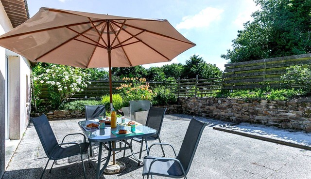 Stunning private villa for 4 guests with WIFI, pool, pets allowed and parking