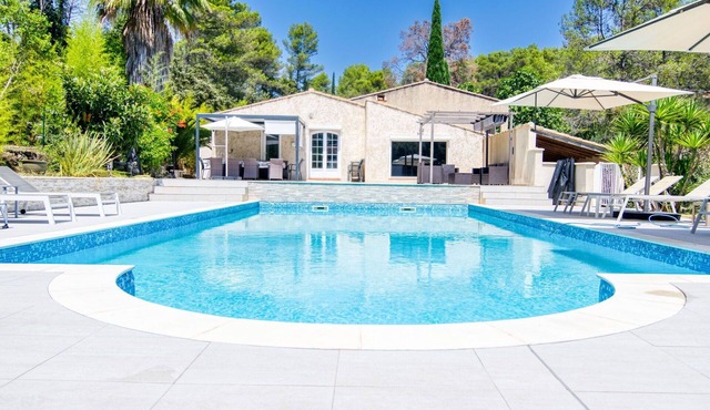 Stunning private villa for 11 people with WIFI, A/C, private pool, patio and parking