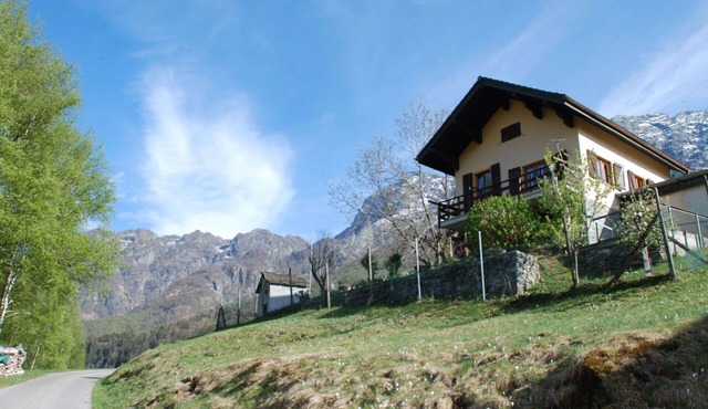 Stunning private villa for 4 people with TV, patio, pets allowed and panoramic view