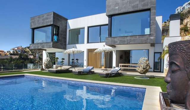 Stunning private villa for 10 people with private pool, WIFI, A/C, TV, terrace and parking