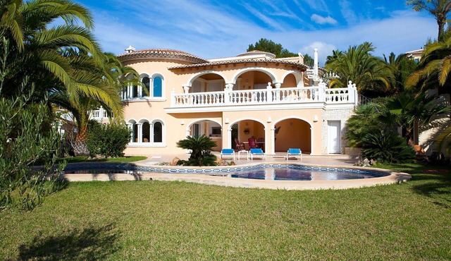 Stunning private villa for 4 guests with private pool, A/C, WIFI, TV, patio and pets allowed