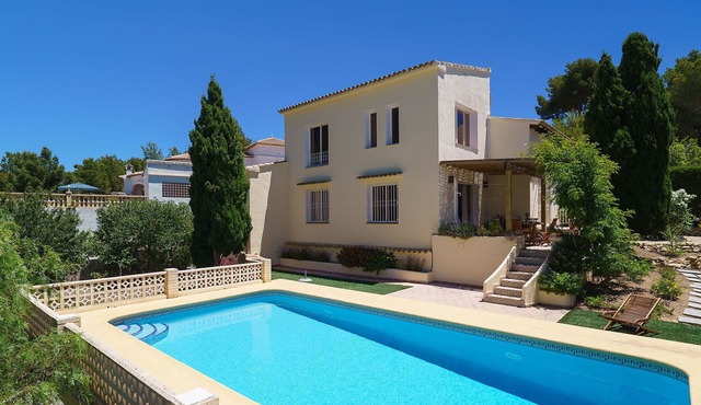 Stunning private villa for 6 people with WIFI, private pool, A/C, TV, patio and parking