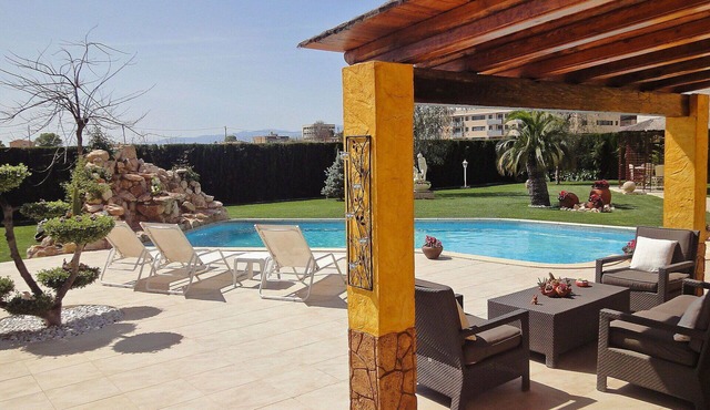 Stunning private villa with WIFI, private pool, hot tub, A/C, TV, patio and pets allowed