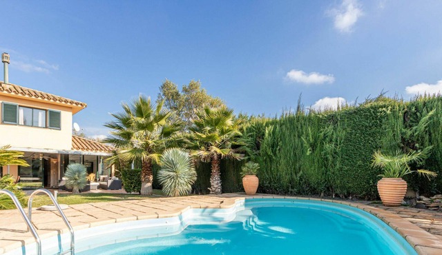 Stunning private villa for 4 guests with A/C, private pool, TV, patio and parking