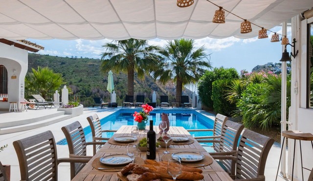 Stunning private villa for 10 people with private pool, A/C, WIFI, TV and patio