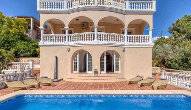 Stunning private villa for 14 guests with WIFI, A/C, private pool, TV and patio