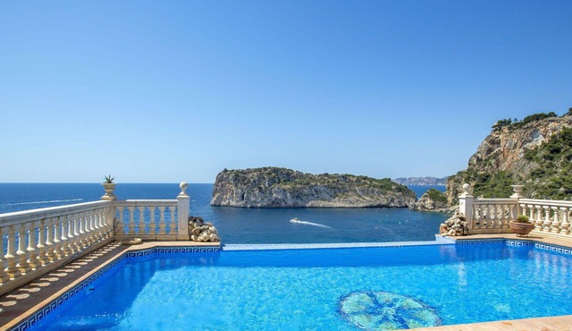 Stunning private villa for 12 people with private pool, WIFI, A/C, TV and patio