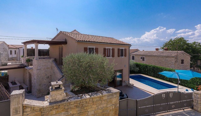Stunning private villa for 6 guests with private pool, A/C, TV, terrace and pets allowed