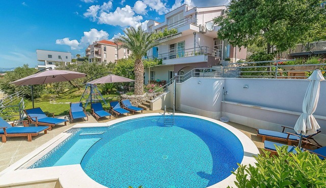 Stunning private villa for 10 people with hot tub, WIFI, A/C, private pool, TV, terrace and park.