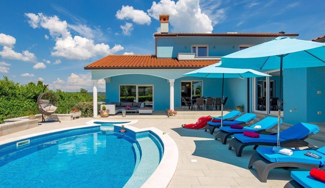 Stunning private villa for 8 people with A/C, WIFI, private pool, TV and patio