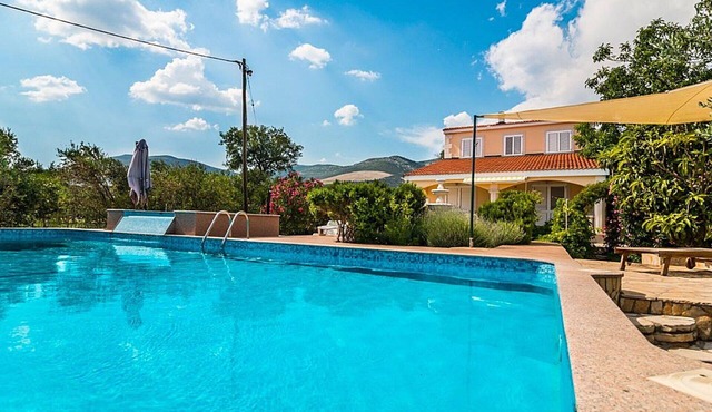 Stunning private villa for 10 people with A/C, WIFI, private pool, TV, terrace and pets allowed