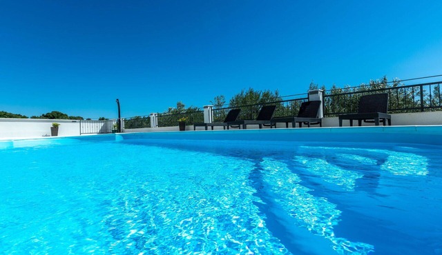 Stunning private villa for 8 guests with hot tub, WIFI, A/C, private pool, TV and terrace