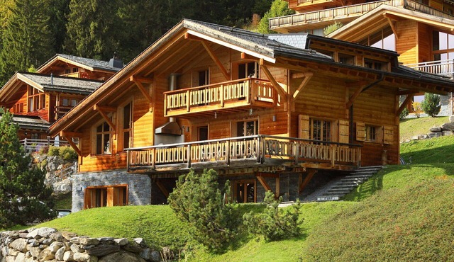 Stunning private villa for 8 people with hot tub, WIFI, TV, terrace and pets allowed